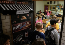 El gobernador Abbott propone prohibir el uso de visas H-1B para las escuelas públicas de Texas durante una parada de campaña.