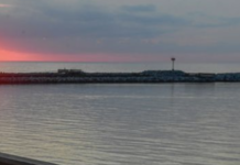 Trump firma una orden que cambia el nombre del lago Ontario a “Lago América” en los Estados Unidos.