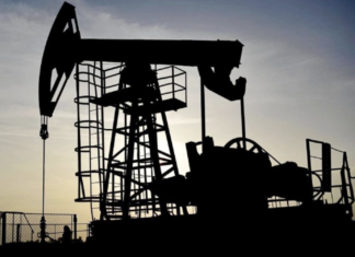 Petróleo pierde terreno tras seis meses del conflicto entre EU e Irán y bloqueo en Ormuz.