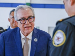 “Necesita pasar por el proceso judicial”: exdirector de la DEA publica foto de Rocha arrestado por el FBI creada con IA.