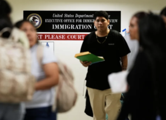 ICE triplica el gasto y destina $57.1 millones a empresas que rastrean inmigrantes.