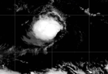Las zonas costeras de Texas y Luisiana están alertadas por una tormenta tropical mientras un posible huracán se dirige hacia Hawái.
