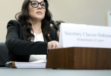 Ex secretaria del Trabajo de Trump bebía alcohol en su oficina y malversaba fondos, revela informe.
