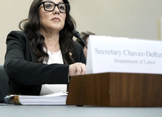 Ex secretaria del Trabajo de Trump bebía alcohol en su oficina y malversaba fondos, revela informe.