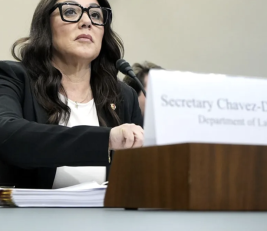 Ex secretaria del Trabajo de Trump bebía alcohol en su oficina y malversaba fondos, revela informe.