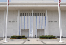 El Kennedy Center reitera su petición de un cierre del gobierno respaldado por Trump tras el derrumbe parcial del techo.