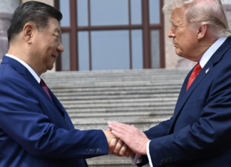 Trump permitiría a compañías chinas fabricar automóviles en EE.UU. a cambio de contratar personal local.