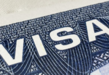 Bloquean norma de Trump que modifica las condiciones de visas para estudiantes y periodistas.