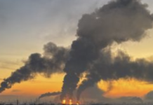 Ucrania lanza más de mil drones contra Rusia; daña una refinería en Moscú y un edificio residencial.