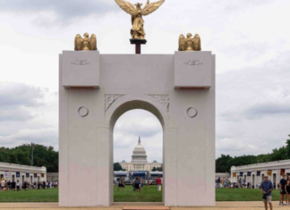 Trump afirma que el arco que planea construir se convertiría en un “complejo militar” capaz de albergar drones y francotiradores.