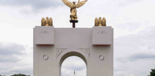 Trump afirma que el arco que planea construir se convertiría en un “complejo militar” capaz de albergar drones y francotiradores.