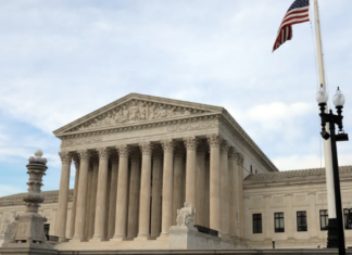Casa Blanca acusa al Supremo de causar pérdidas de millones de dólares al país por sus fallos.
