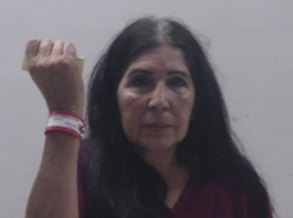 SHERIFF ARRESTA A MUJER QUE presuntamente participó en la coordinación de la entrega de narcóticos a una persona recluida en una cárcel estatal de Texas.
