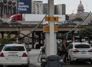 Paxton y Talarico se enfrentan por la suspensión del impuesto a la gasolina en medio del aumento de los precios.