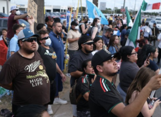 Candidato al consejo municipal de Austin que protestó por el tiroteo de ICE enfrenta cargos por “participación en disturbios”.
