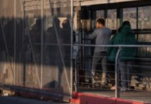 El Tribunal Supremo permite que se reanuden por ahora las deportaciones rápidas a terceros países mientras evalúa la política de Trump.