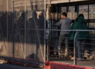 El Tribunal Supremo permite que se reanuden por ahora las deportaciones rápidas a terceros países mientras evalúa la política de Trump.