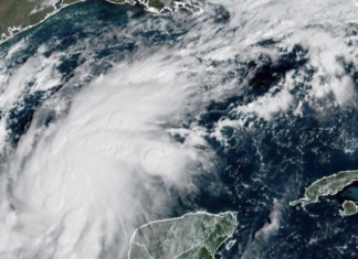 La tormenta tropical “Isaías” se fortalece rápidamente rumbo a Florida; prevén impacto como huracán categoría 3.