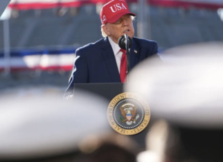 Trump vuelve a imitar a Sheinbaum y asegura que le rogó no cambiar el nombre del Golfo.