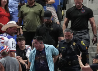Manifestantes interrumpen a Trump durante mitin en Texas mientras busca impulsar a Ken Paxton rumbo al Senado.