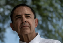 Trump critica duramente al representante Henry Cuellar por mantenerse fiel al Partido Demócrata a pesar del indulto presidencial.