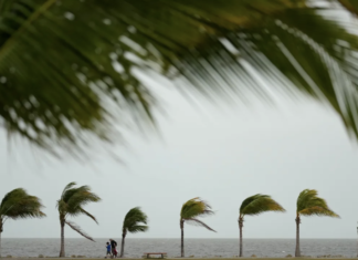 Isaías se debilita, pero deja a más de 900,000 personas sin luz y amenaza con inundaciones.