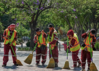 Empleo formal en México repunta, pero cae el salario promedio y disminuyen los registros patronales: IMSS.