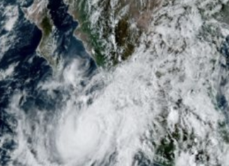 El huracán “Simón” pierde fuerza y pasa a categoría 3 mientras se desplaza por las costas de Jalisco.