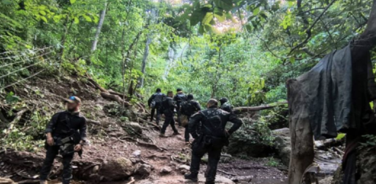 Incautan cerca de 50 drones y desmantelan un laboratorio clandestino en dos operaciones en Sinaloa.
