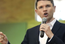 “Biden y su administración nos fallaron en nuestra frontera sur”, afirma el demócrata James Talarico.
