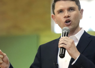 “Biden y su administración nos fallaron en nuestra frontera sur”, afirma el demócrata James Talarico.