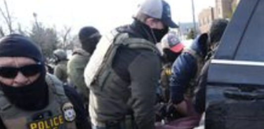 ICE rechaza la sugerencia de que sus agentes usen cámaras corporales que se activen automáticamente.