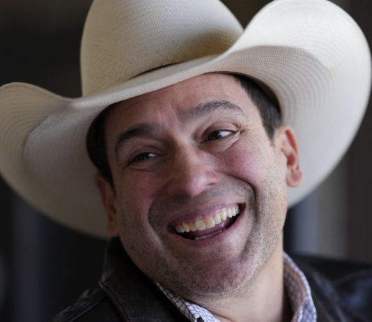 El cantante tejano Bobby Pulido gana primaria demócrata en el Distrito Congresional 15 de Texas.