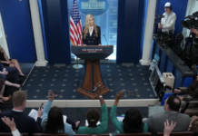 Trump analiza demoler sala de prensa de la Casa Blanca para construir piscina y desplazar a periodistas.