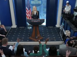 Trump analiza demoler sala de prensa de la Casa Blanca para construir piscina y desplazar a periodistas.