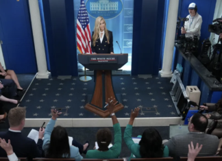 Trump analiza demoler sala de prensa de la Casa Blanca para construir piscina y desplazar a periodistas.