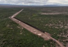 El jefe de la frontera de Trump defiende los planes para construir un muro en la región de Big Bend, en Texas, a pesar de un revés judicial.