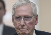 Mitch McConnell estalla contra la posición asumida por Donald Trump de apoyar a Vladimir Putin.