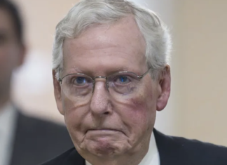 Mitch McConnell estalla contra la posición asumida por Donald Trump de apoyar a Vladimir Putin.