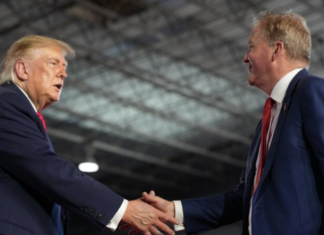 Trump hace un último esfuerzo para mantener Texas en manos republicanas con un tercer viaje.