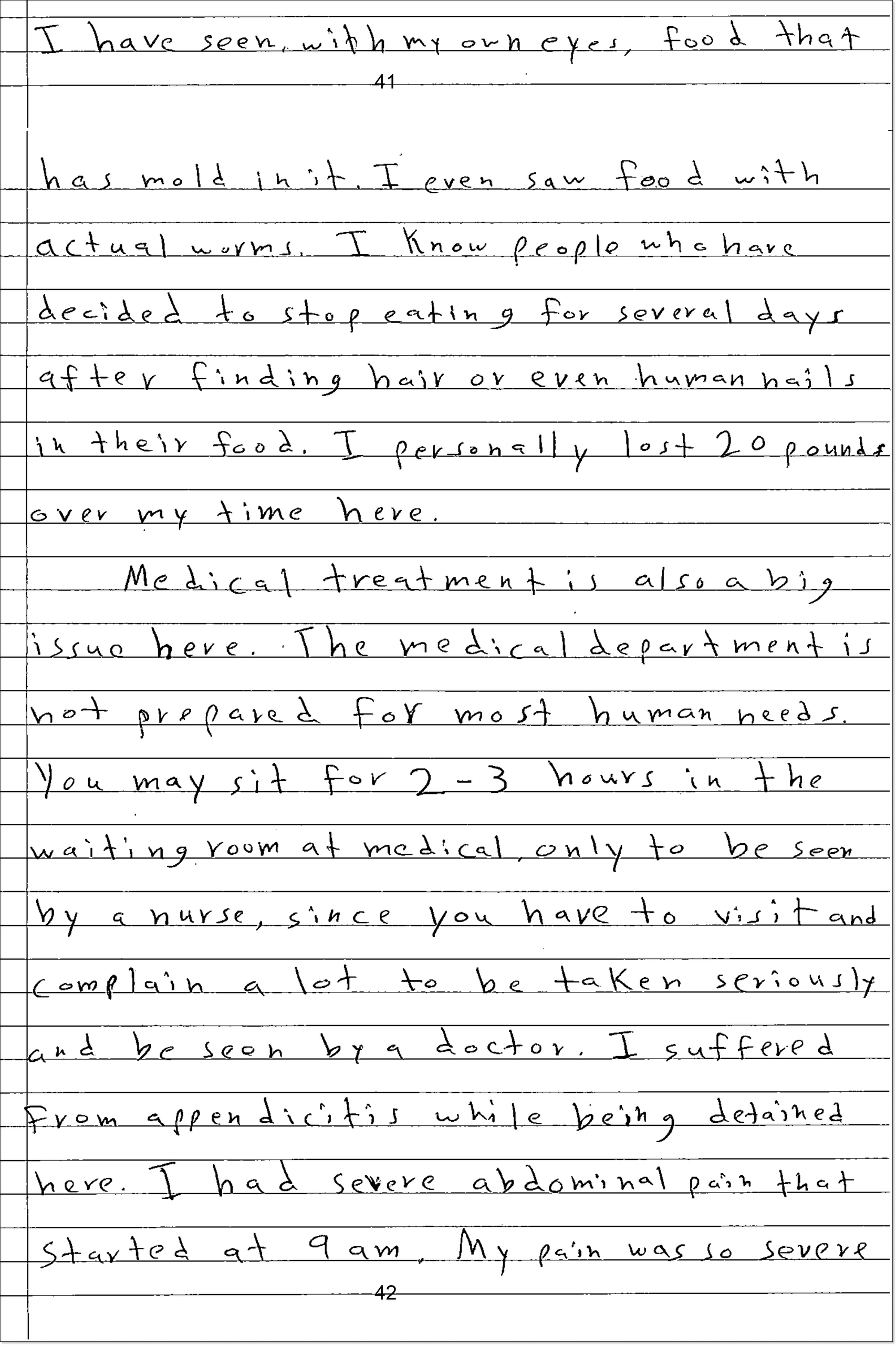 En una carta escrita por el hijo de Hayam, de 16 años, describe haber visto comida con moho y gusanos.
