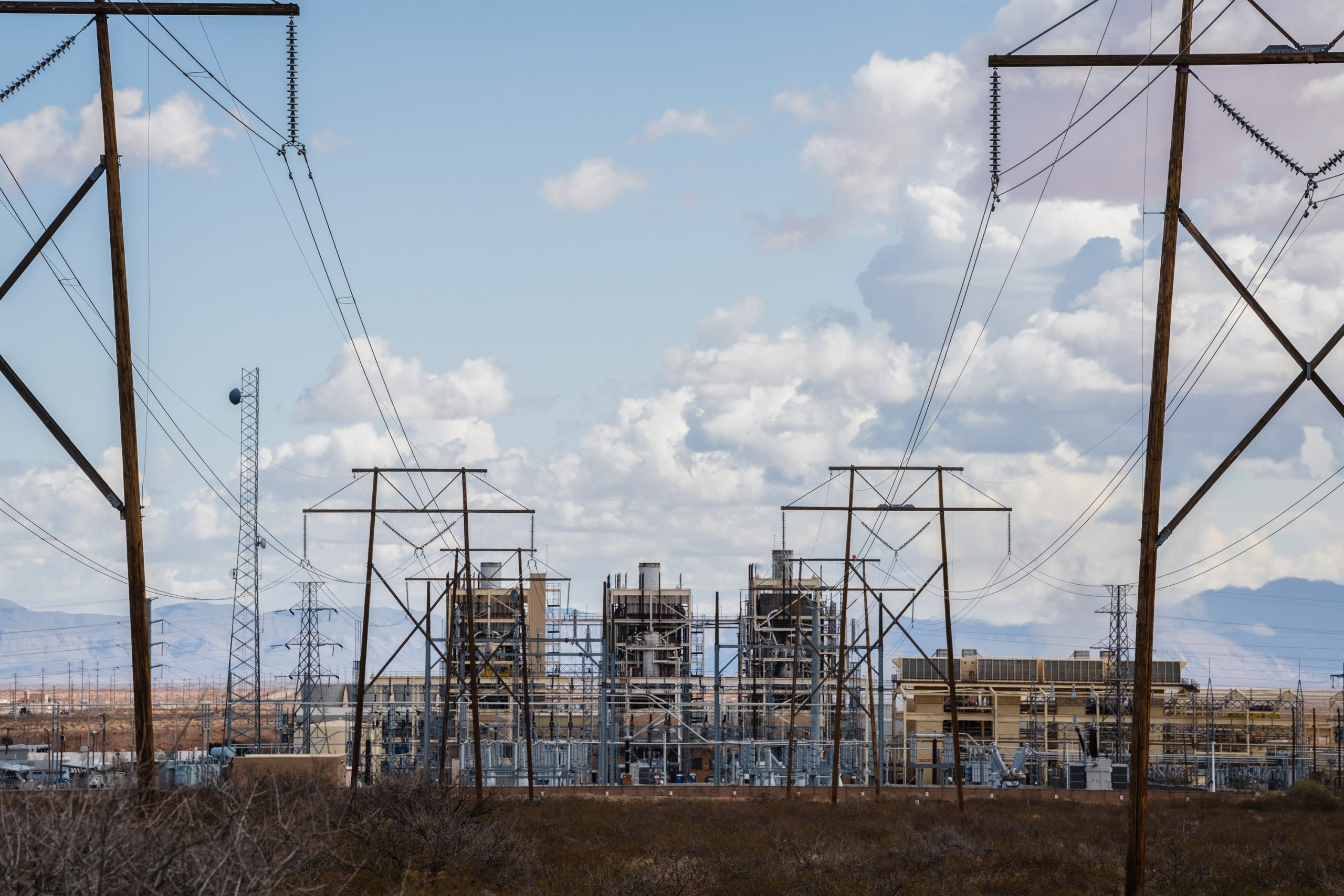 La central eléctrica Newman de El Paso Electric, alimentada con gas natural, se encuentra en El Paso. La Comisión de Servicios Públicos del estado está proponiendo cambios en el mercado eléctrico estatal con el objetivo de incentivar financieramente a las empresas a construir más centrales de gas o a prolongar la vida útil de las existentes.