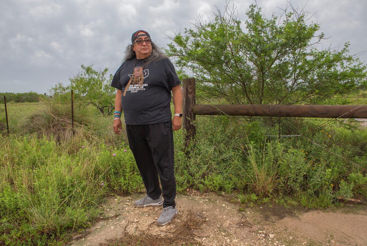 Juan Mancias, presidente de la tribu Carrizo Comecrudo de Texas, que ha hecho campaña contra las terminales de GNL en Río Grande, se encuentra afuera del tramo de una terminal planificada en el Canal de Navegación de Brownsville en abril.