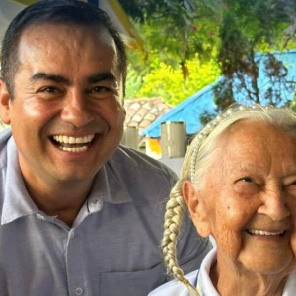 Albeiro Vargas con una mujer sonriente