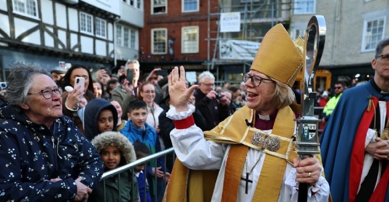 Sarah Mullally es la primera arzobispa de Canterbury después de 105 arzobispos